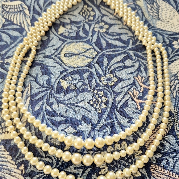 Cream Multi-Strand Pearl Necklace with Layered Design - Picture 3 of 6